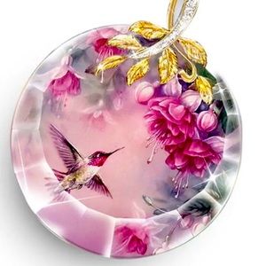 NWT—This round frameless flowers with hummingbird pendant necklace is beautiful
